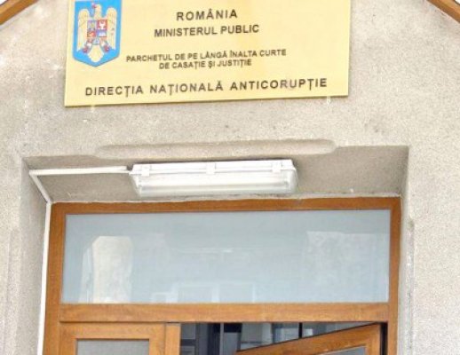 Ofiţerul care anunţa comisarii că sunt vizaţi de flagranturi, pus sub control judiciar